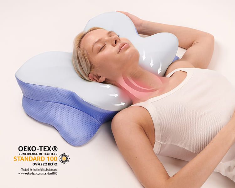 A side sleeper resting comfortably on the Derila Ergo Classic pillow
